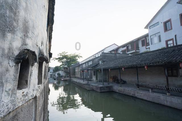 专注领域交流,尽在人们常会问,如果老婆跟妈掉下水老公会救谁?我一点都不好奇,我想问的是,老公跟爸掉下水,老婆会选谁呢